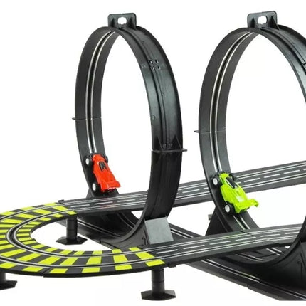 Puiki dviejų juostų lenktynių trasa, kurios ilgis 1157 cm