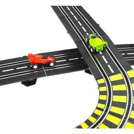 Puiki dviejų juostų lenktynių trasa, kurios ilgis 1157 cm