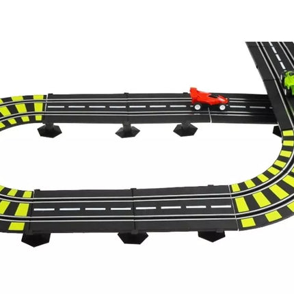 Puiki dviejų juostų lenktynių trasa, kurios ilgis 1157 cm