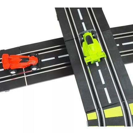 Puiki dviejų juostų lenktynių trasa, kurios ilgis 1157 cm