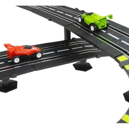 Puiki dviejų juostų lenktynių trasa, kurios ilgis 1157 cm