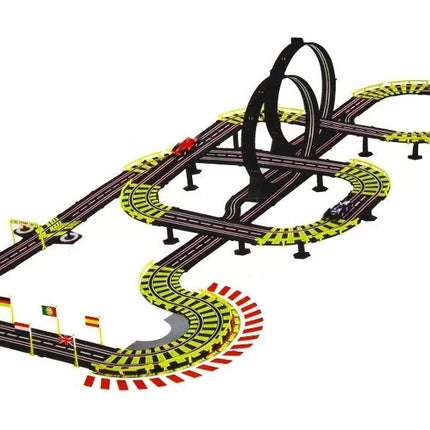 Puiki dviejų juostų lenktynių trasa, kurios ilgis 1157 cm
