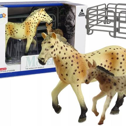 2 žirgų figūrėlių rinkinys Knabstrupper veislės kumelė su kumeliuku ir aptvaru