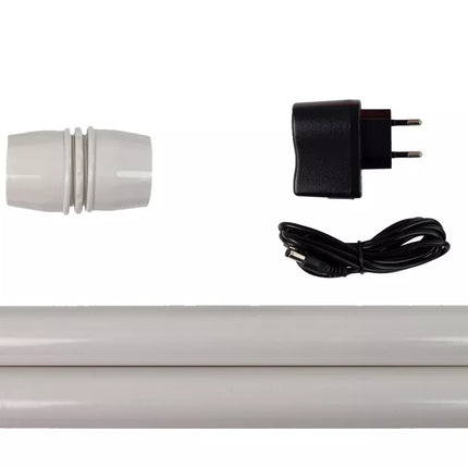 Kalėdinė dekoracija žibintas su Kalėdų Seneliu ir baltu automobiliu, giedamos giesmės