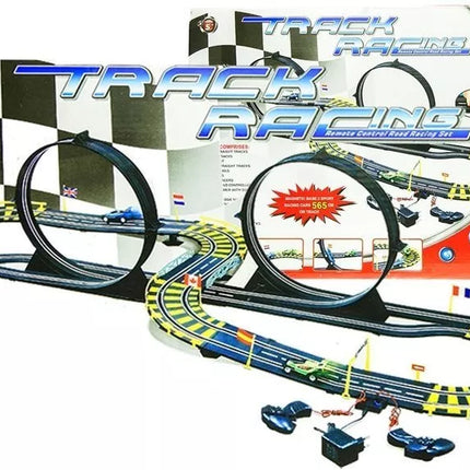 Radijo bangomis valdoma lenktynių trasa su 2 automobiliais