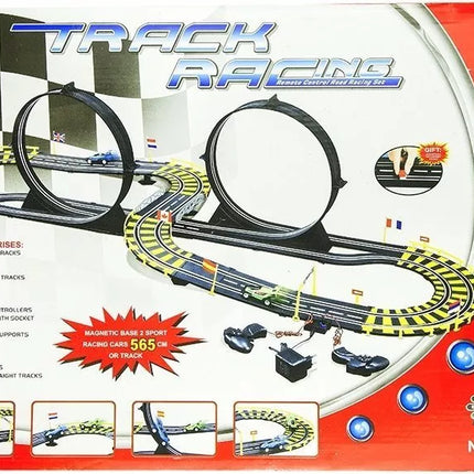 Radijo bangomis valdoma lenktynių trasa su 2 automobiliais