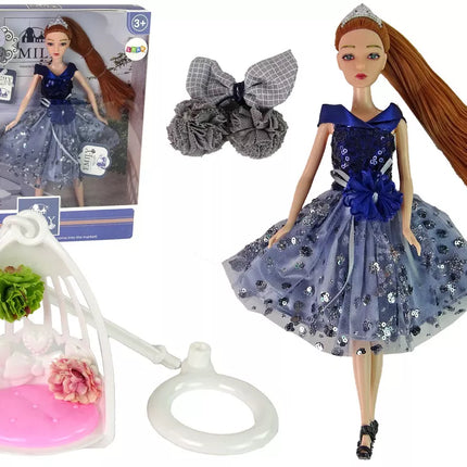 Lėlė Emily supasi ant gėlių