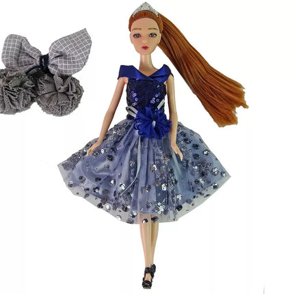 Lėlė Emily supasi ant gėlių