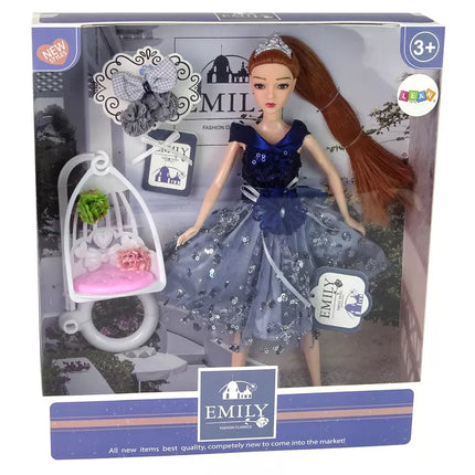 Lėlė Emily supasi ant gėlių