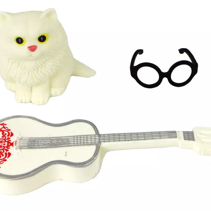 Vaikiška lėlė Emily su gitara, akiniais, ilgais šviesiais plaukais ir kačiuku