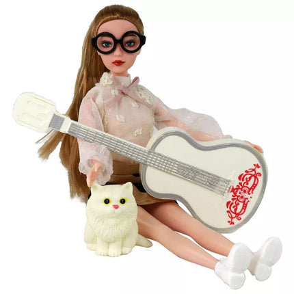 Vaikiška lėlė Emily su gitara, akiniais, ilgais šviesiais plaukais ir kačiuku