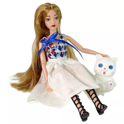 Lėlė kūdikis su katinu, ilgais rudais plaukais.