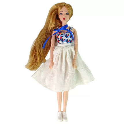 Lėlė kūdikis su katinu, ilgais rudais plaukais.