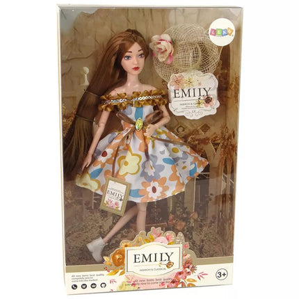 Lėlė Emily su rudais plaukais ir raudona kepure