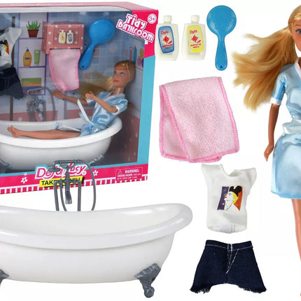 Lėlė vaikams ilgais šviesiais plaukais mėlynu chalatu vonia vonios kambarys