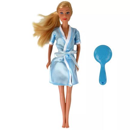 Lėlė vaikams ilgais šviesiais plaukais mėlynu chalatu vonia vonios kambarys