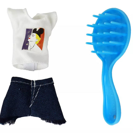 Lėlė vaikams ilgais šviesiais plaukais mėlynu chalatu vonia vonios kambarys