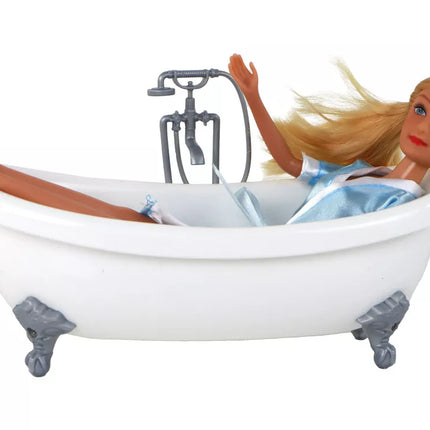 Lėlė vaikams ilgais šviesiais plaukais mėlynu chalatu vonia vonios kambarys