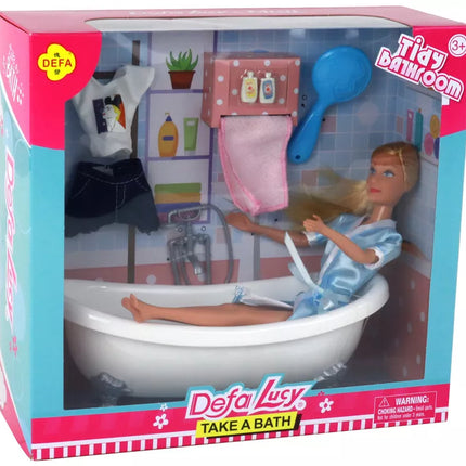 Lėlė vaikams ilgais šviesiais plaukais mėlynu chalatu vonia vonios kambarys