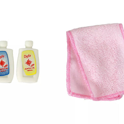 Lėlė vaikams ilgais šviesiais plaukais mėlynu chalatu vonia vonios kambarys