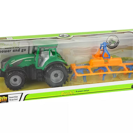 Žalias traktorius su oranžiniu ir mėlynu grėbliu, varomas trintimi