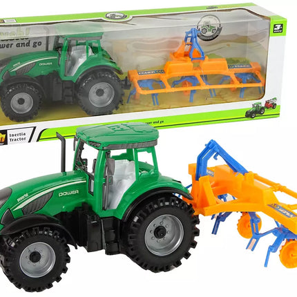 Žalias traktorius su oranžiniu ir mėlynu grėbliu, varomas trintimi