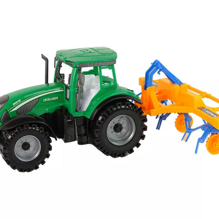 Žalias traktorius su oranžiniu ir mėlynu grėbliu, varomas trintimi