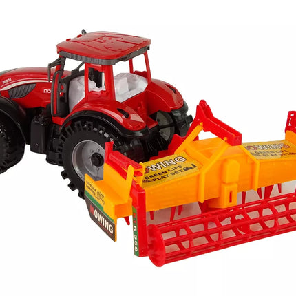 Raudonas traktorius su oranžiniu kultivatoriaus pavaros mechanizmu