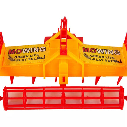 Raudonas traktorius su oranžiniu kultivatoriaus pavaros mechanizmu