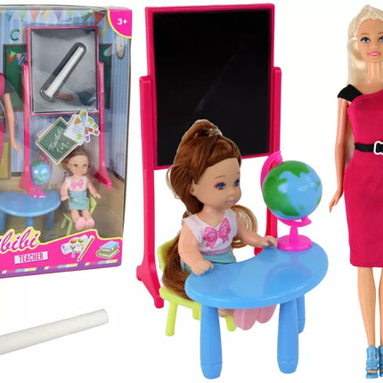 Mokytojo lėlė su mokinio mokykliniais reikmenimis