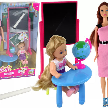 Mokytojo lėlė su mokinio mokykliniais reikmenimis