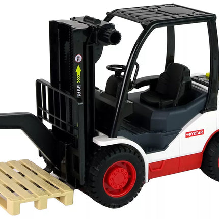 Šakinis krautuvas perkelia šakės padėklą.