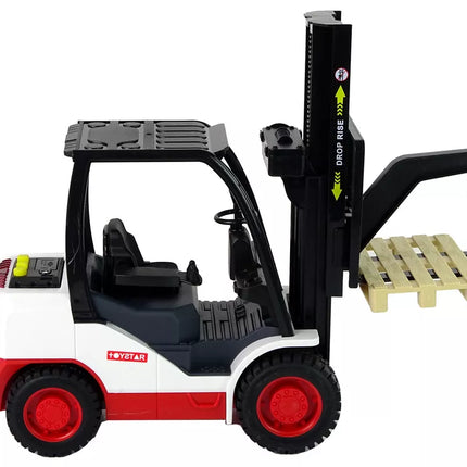 Šakinis krautuvas perkelia šakės padėklą.