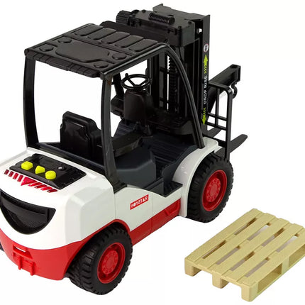 Šakinis krautuvas perkelia šakės padėklą.