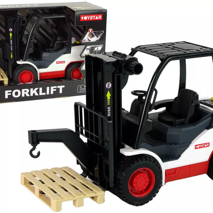 Šakinis krautuvas perkelia šakės padėklą.