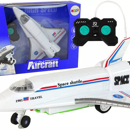 Baltas nuotoliniu būdu valdomas reaktyvinis lėktuvas