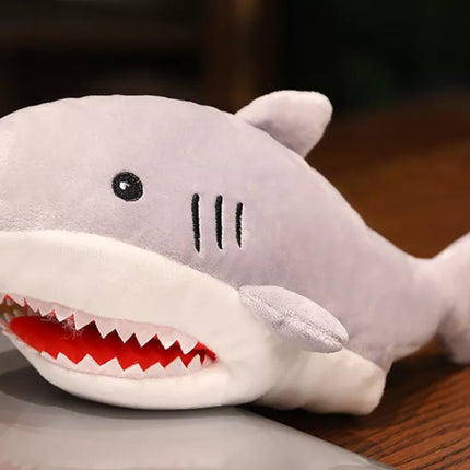 Pliušinis ryklio marionetės talismanas 30 cm