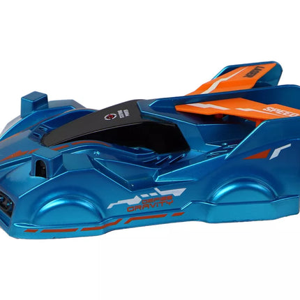 Automobilis, važiuojantis sienomis su mėlynu lazeriu