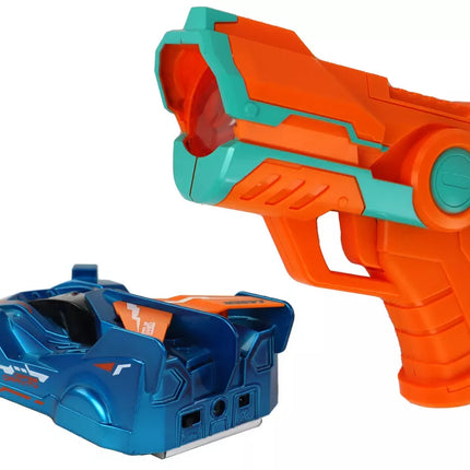 Automobilis, važiuojantis sienomis su mėlynu lazeriu