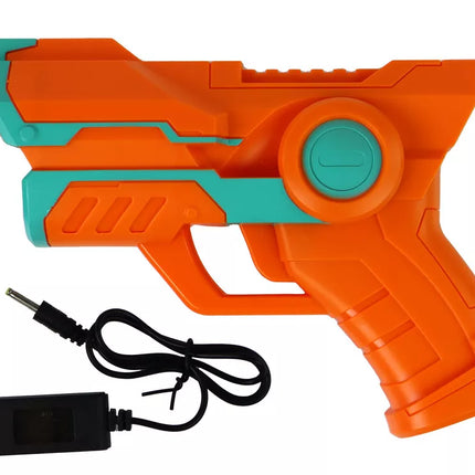 Automobilis, važiuojantis sienomis su mėlynu lazeriu