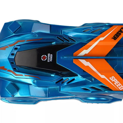 Automobilis, važiuojantis sienomis su mėlynu lazeriu