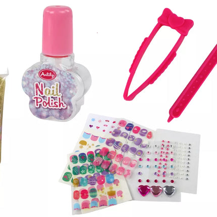 Lagaminas su nagų priedais, manikiūro lipdukais ir nagų galiukais