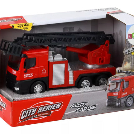 Raudonas gaisrinės mašinos sunkvežimis su ištraukiama kopėčių strėle