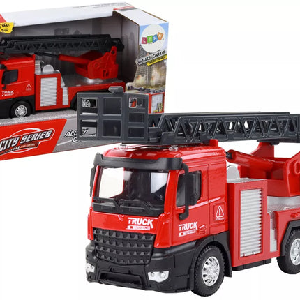 Raudonas gaisrinės mašinos sunkvežimis su ištraukiama kopėčių strėle