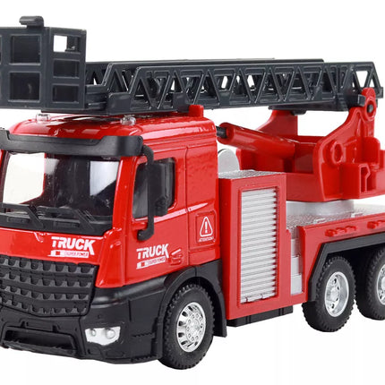 Raudonas gaisrinės mašinos sunkvežimis su ištraukiama kopėčių strėle