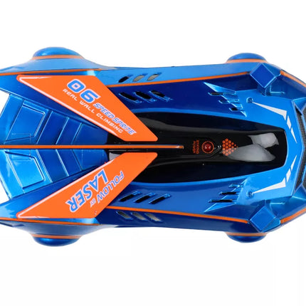 Sportinis automobilis, važiuojantis sienomis ir lubomis su mėlynu lazeriu