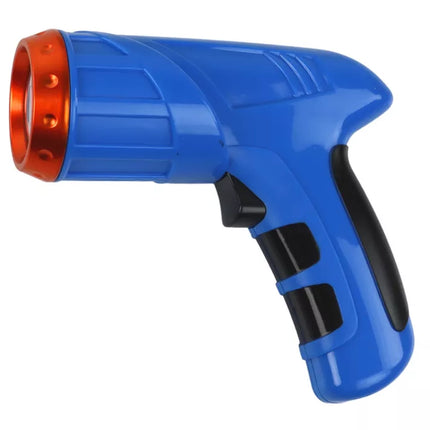 Sportinis automobilis, važiuojantis sienomis ir lubomis su mėlynu lazeriu