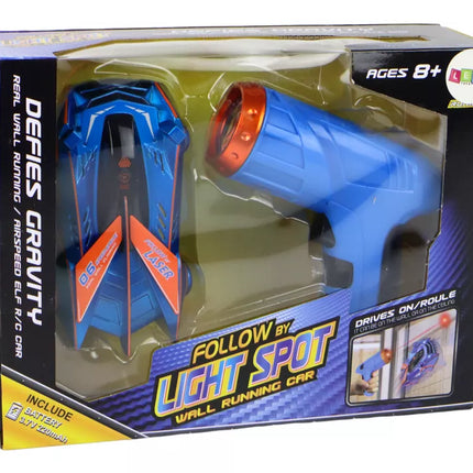 Sportinis automobilis, važiuojantis sienomis ir lubomis su mėlynu lazeriu