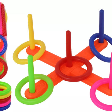 Arkadinio žaidimo spalvingi lankai metami į taikinį