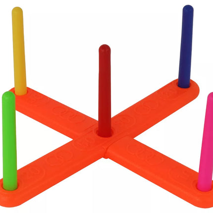 Arkadinio žaidimo spalvingi lankai metami į taikinį